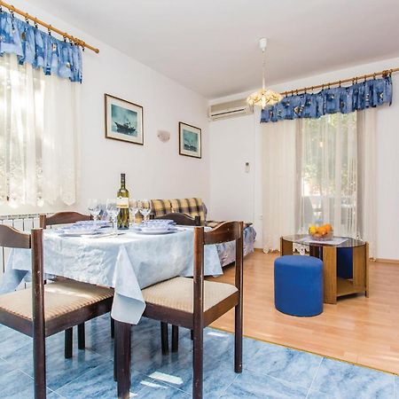 1 Bedroom Awesome Apartment In Malinska Bagian luar foto