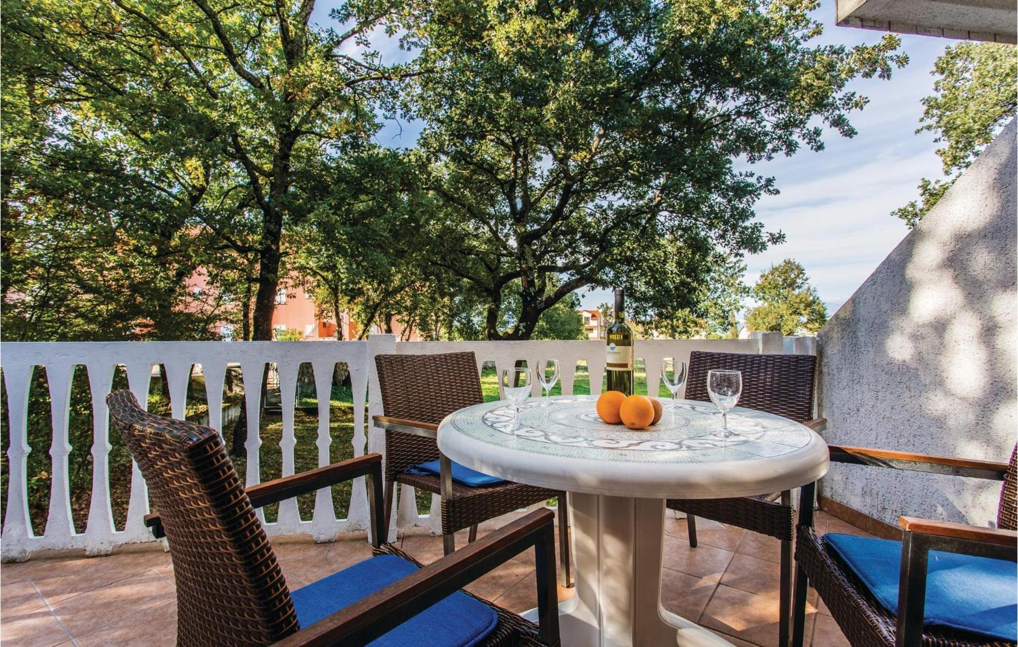 1 Bedroom Awesome Apartment In Malinska Bagian luar foto