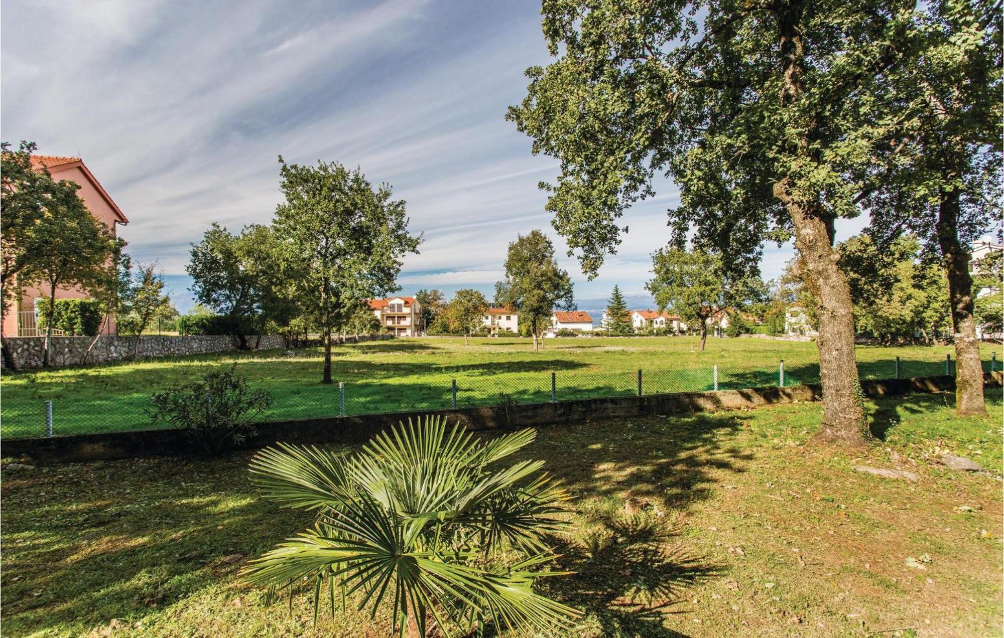 1 Bedroom Awesome Apartment In Malinska Bagian luar foto