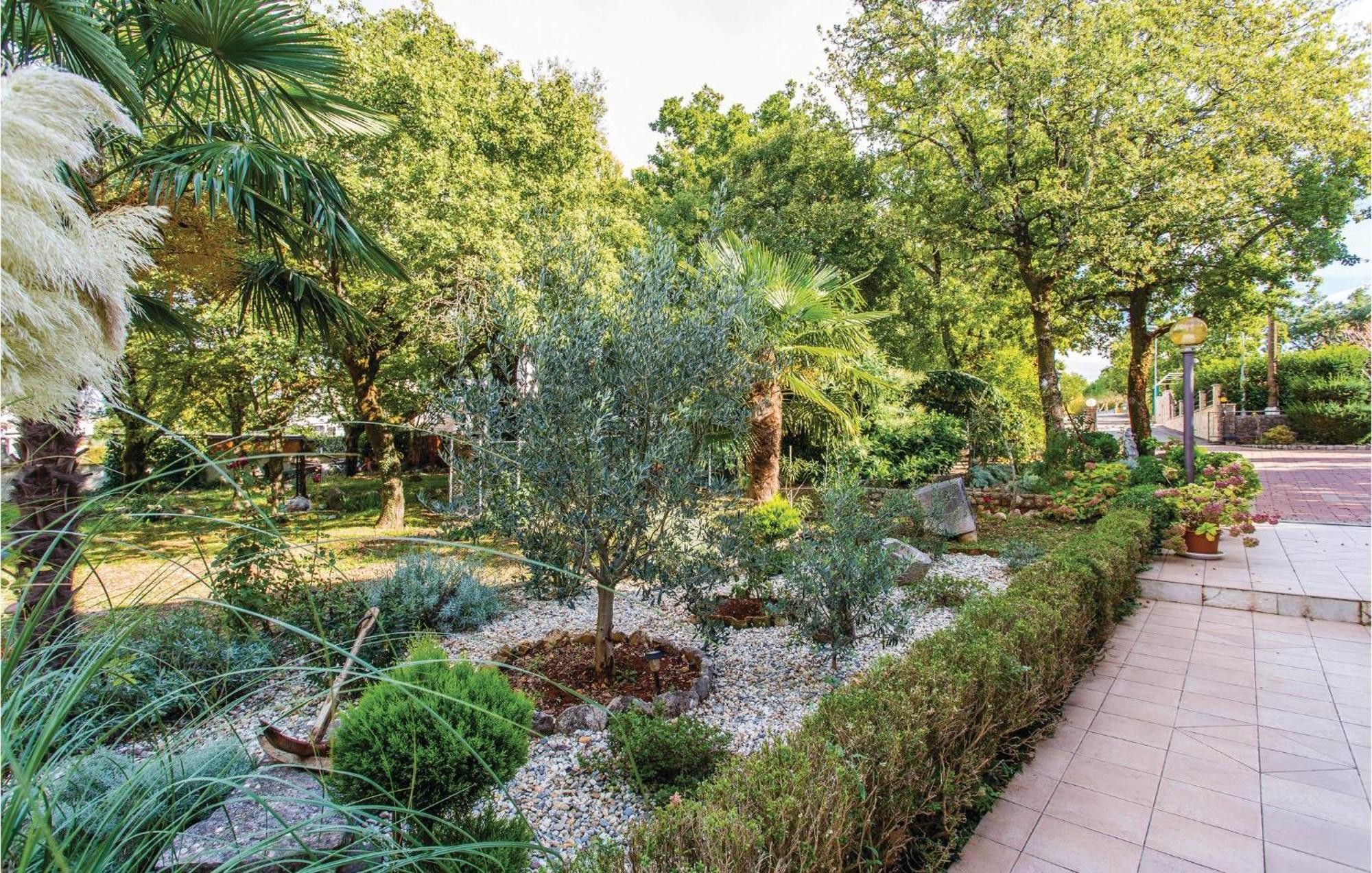 1 Bedroom Awesome Apartment In Malinska Bagian luar foto
