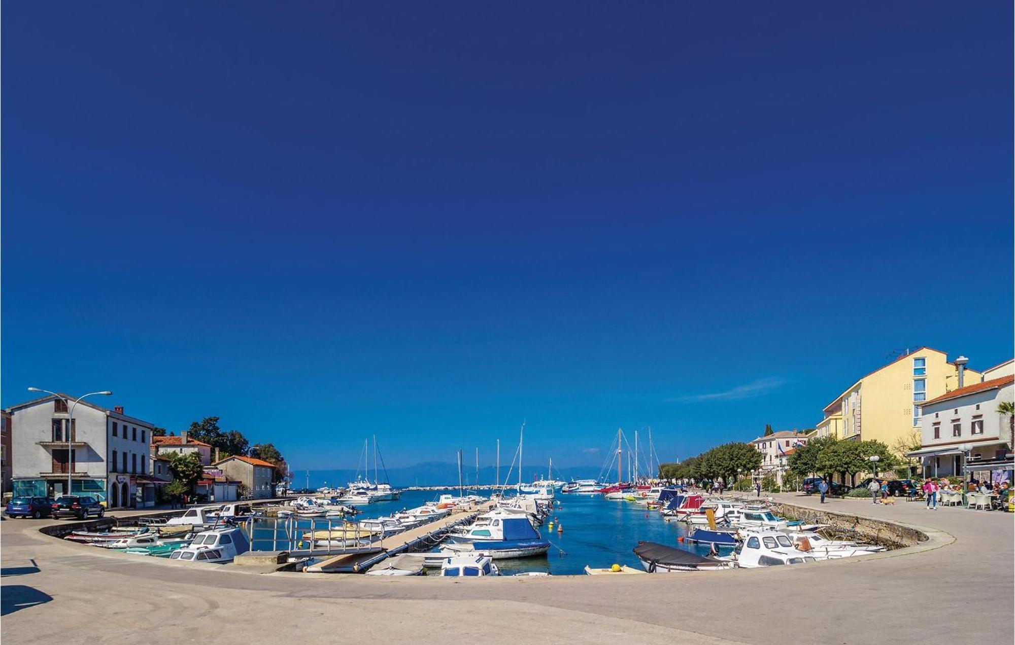 1 Bedroom Awesome Apartment In Malinska Bagian luar foto