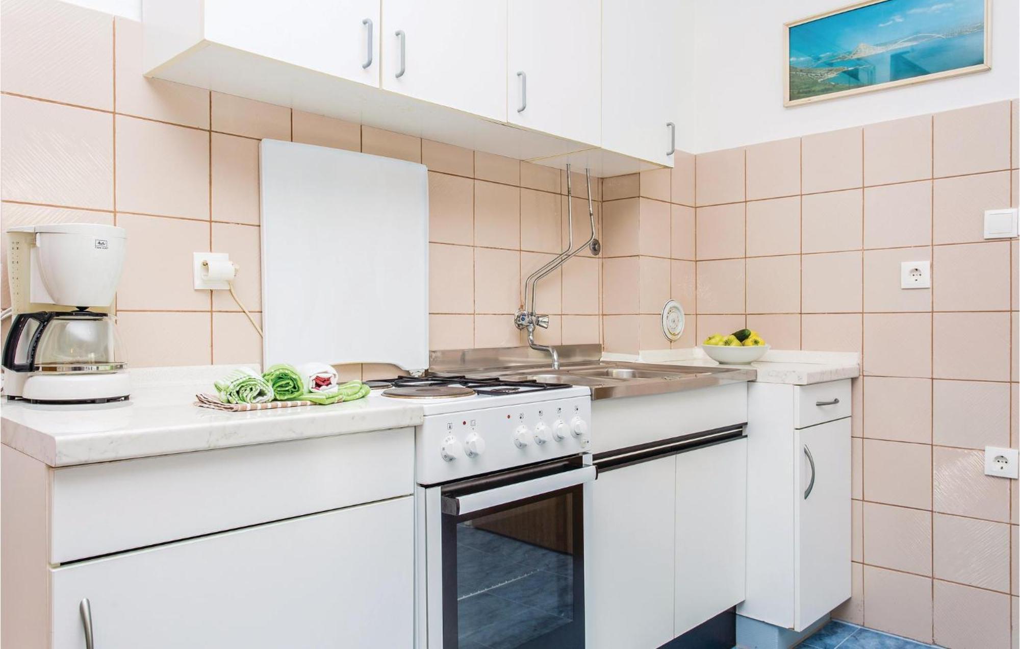 1 Bedroom Awesome Apartment In Malinska Bagian luar foto