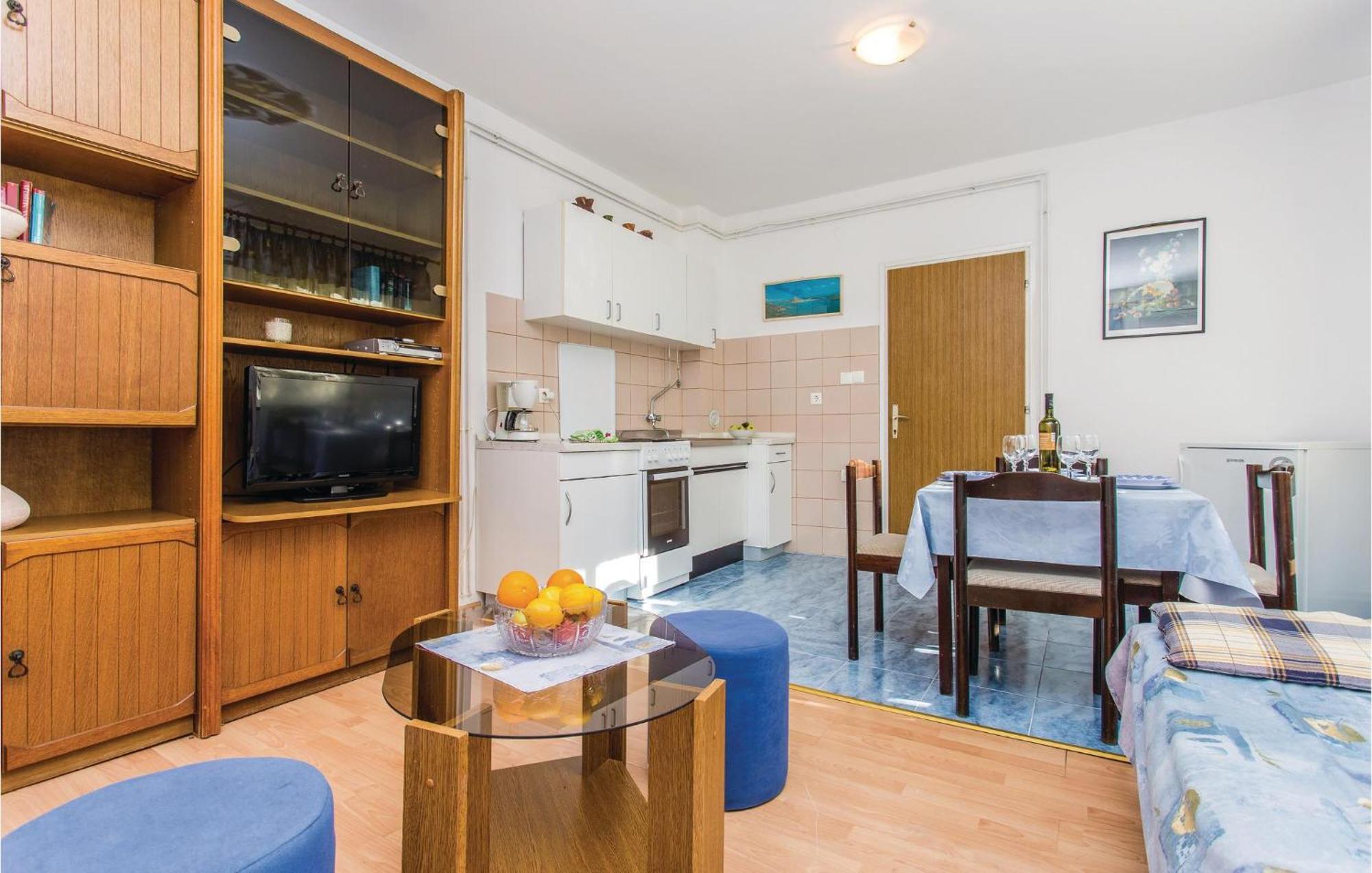 1 Bedroom Awesome Apartment In Malinska Bagian luar foto