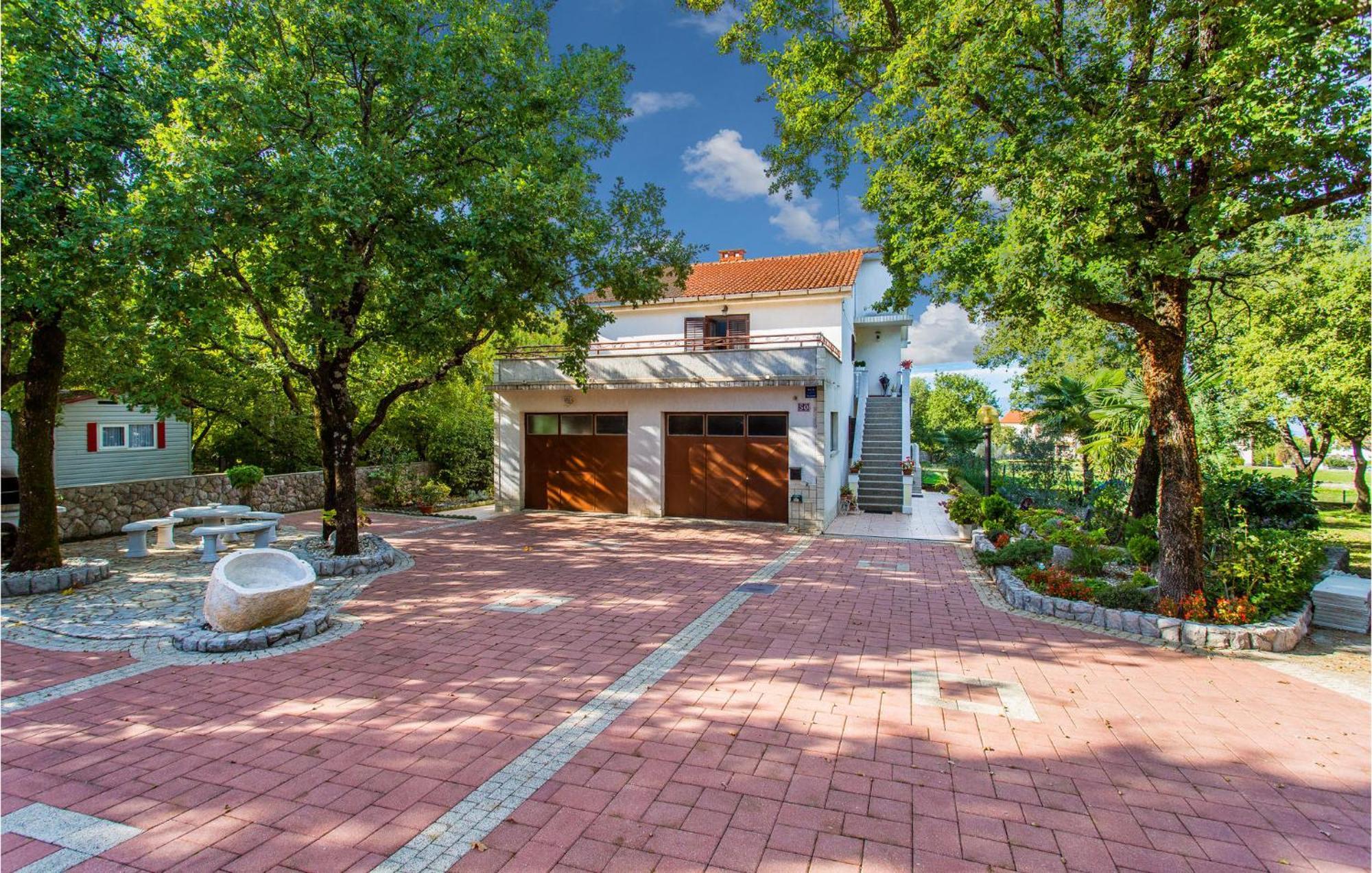 1 Bedroom Awesome Apartment In Malinska Bagian luar foto